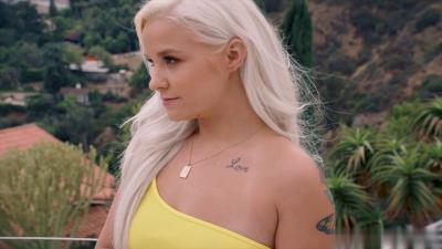 极品娇小金发妹饥渴求欢 男人巨根深入娇躯